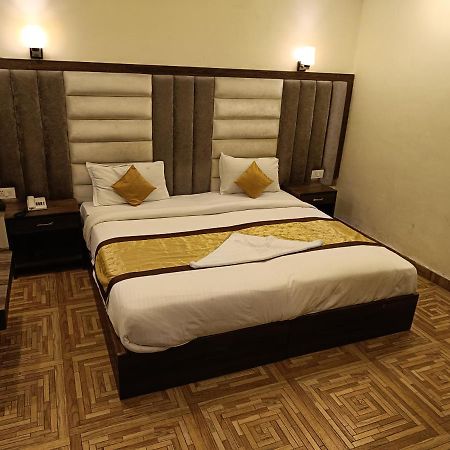 Hotel The Grand Orion Chinhat Esterno foto