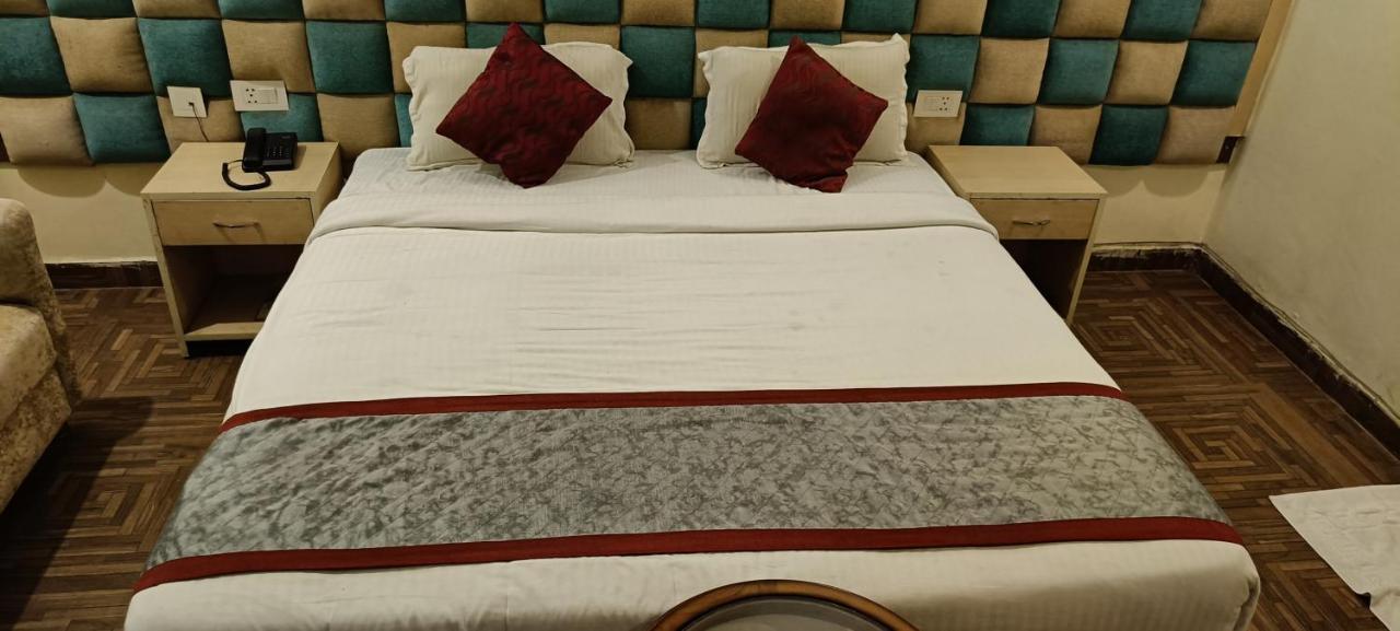 Hotel The Grand Orion Chinhat Esterno foto