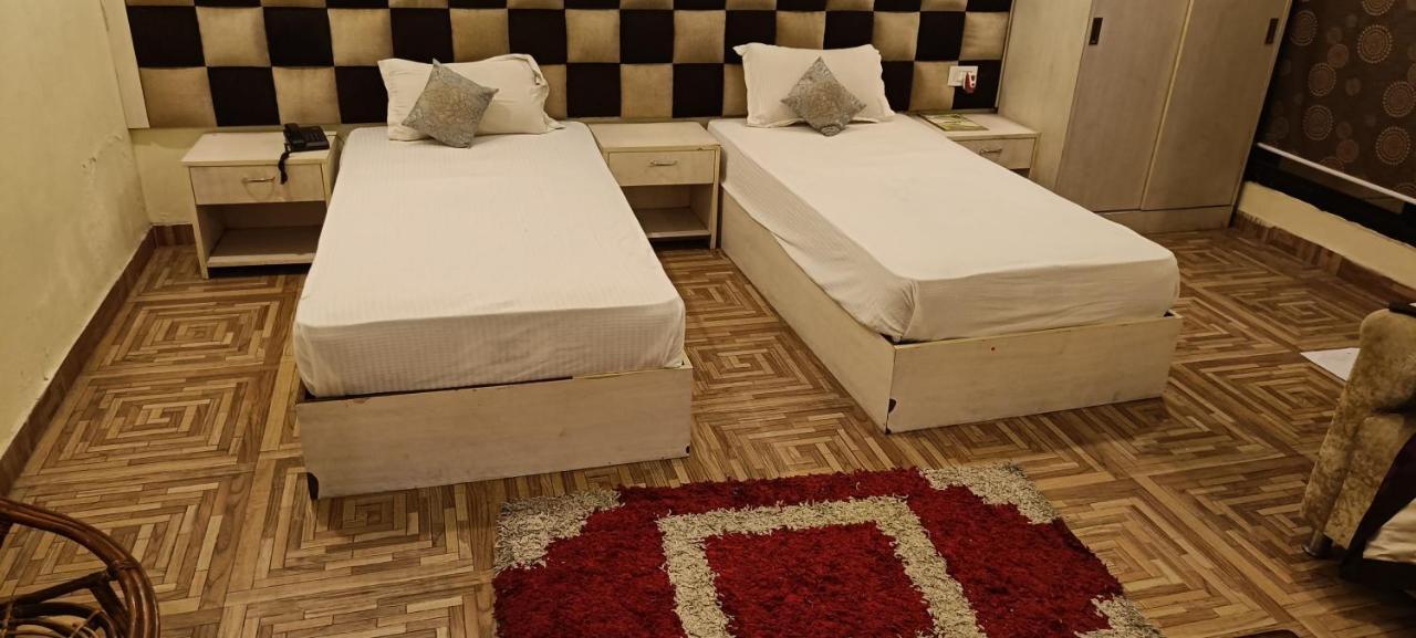 Hotel The Grand Orion Chinhat Esterno foto
