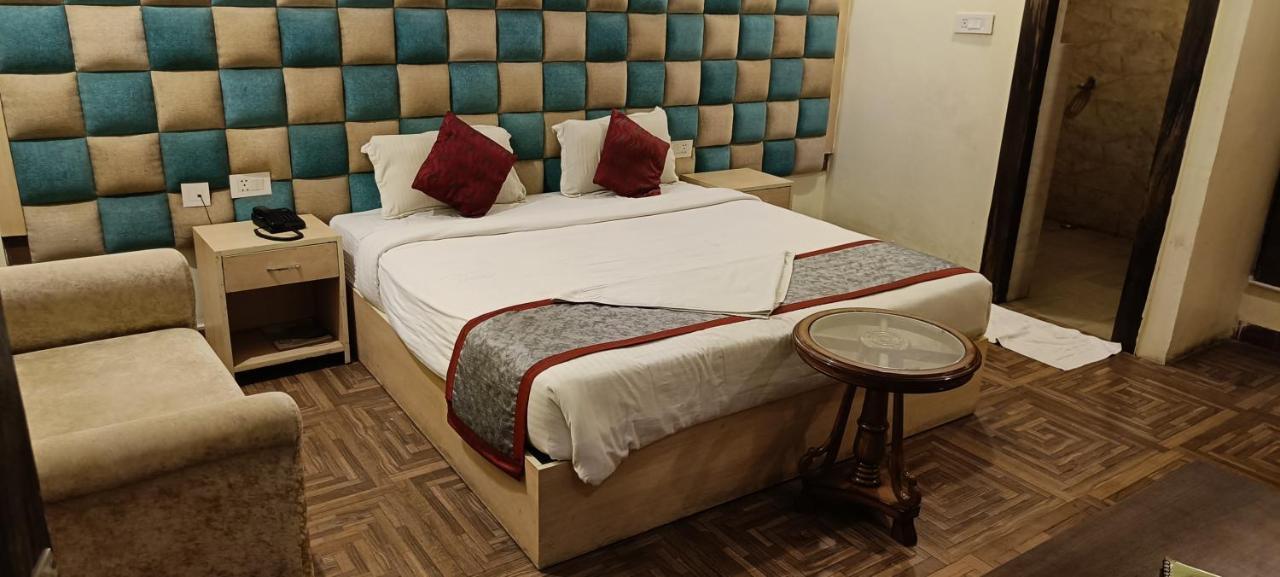 Hotel The Grand Orion Chinhat Esterno foto