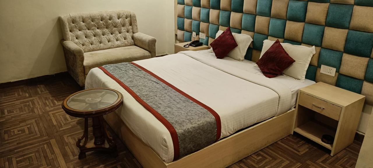 Hotel The Grand Orion Chinhat Esterno foto
