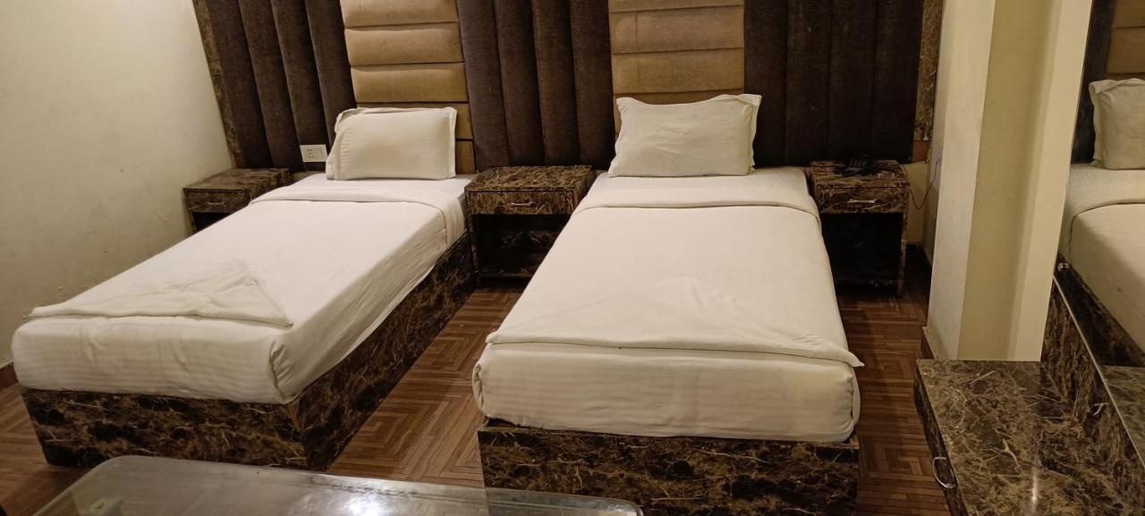 Hotel The Grand Orion Chinhat Esterno foto