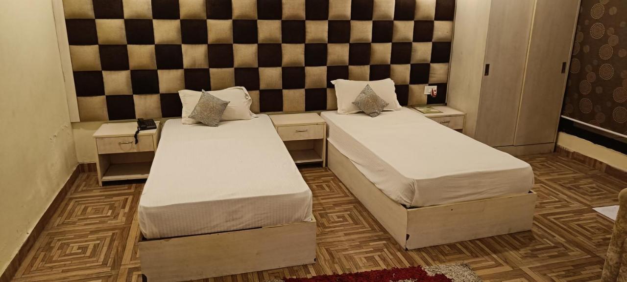 Hotel The Grand Orion Chinhat Esterno foto