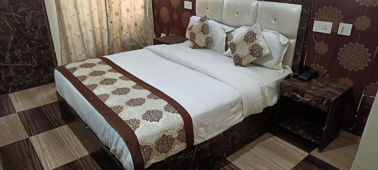 Hotel The Grand Orion Chinhat Esterno foto