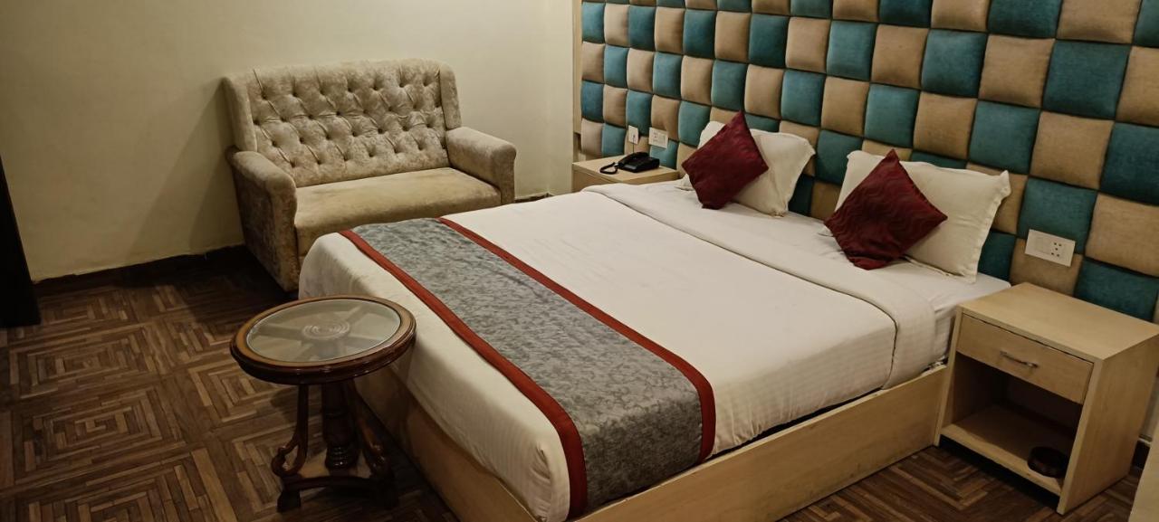 Hotel The Grand Orion Chinhat Esterno foto