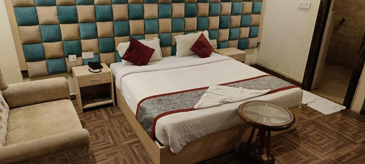 Hotel The Grand Orion Chinhat Esterno foto