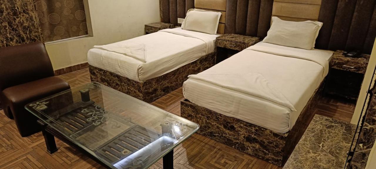 Hotel The Grand Orion Chinhat Esterno foto