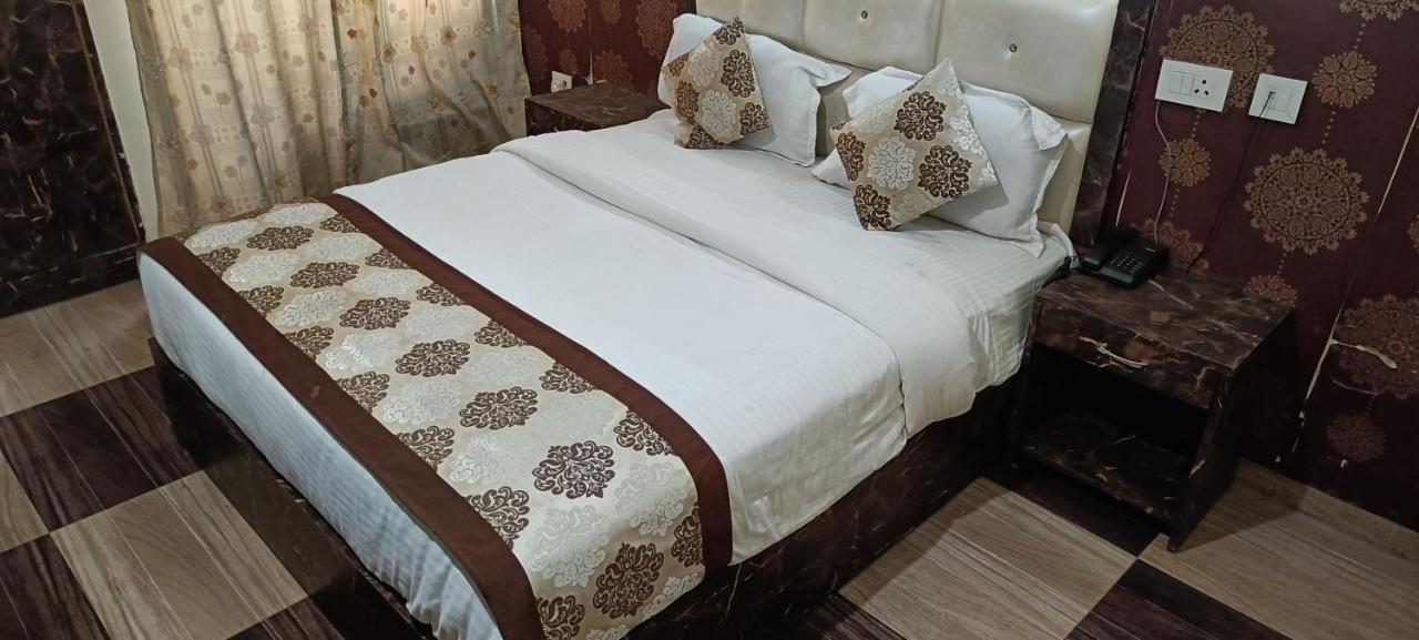 Hotel The Grand Orion Chinhat Esterno foto