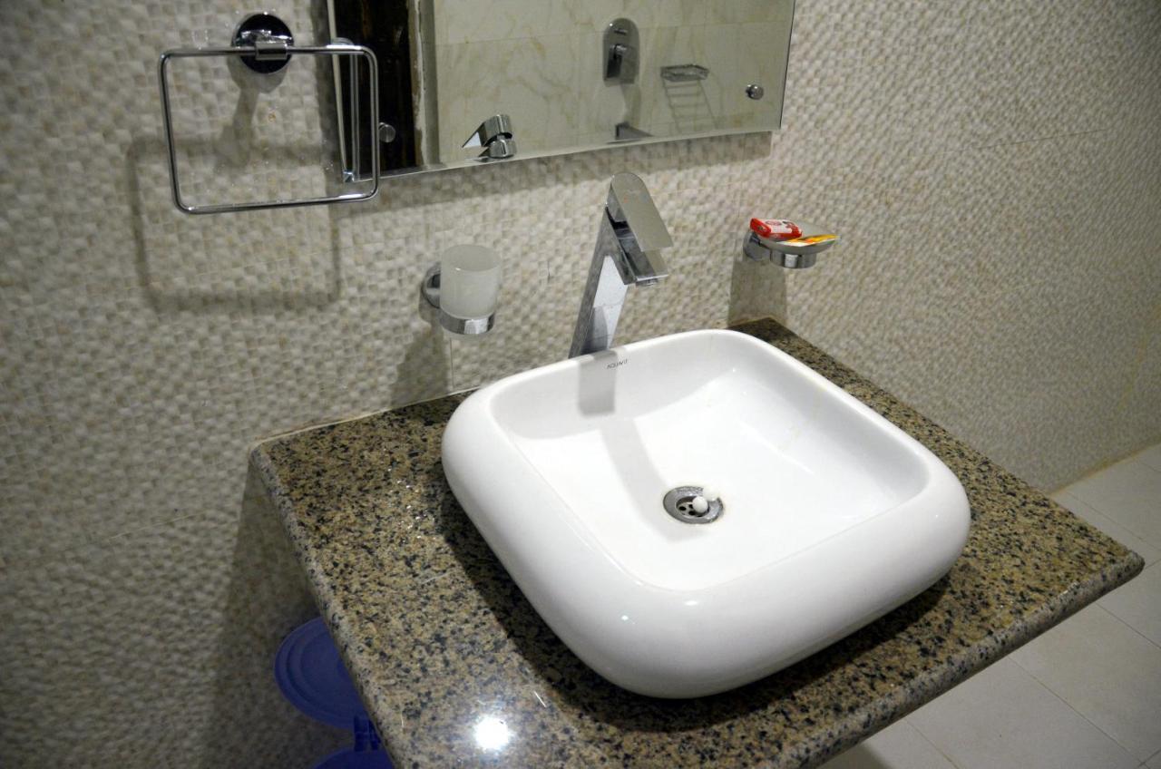 Hotel The Grand Orion Chinhat Esterno foto