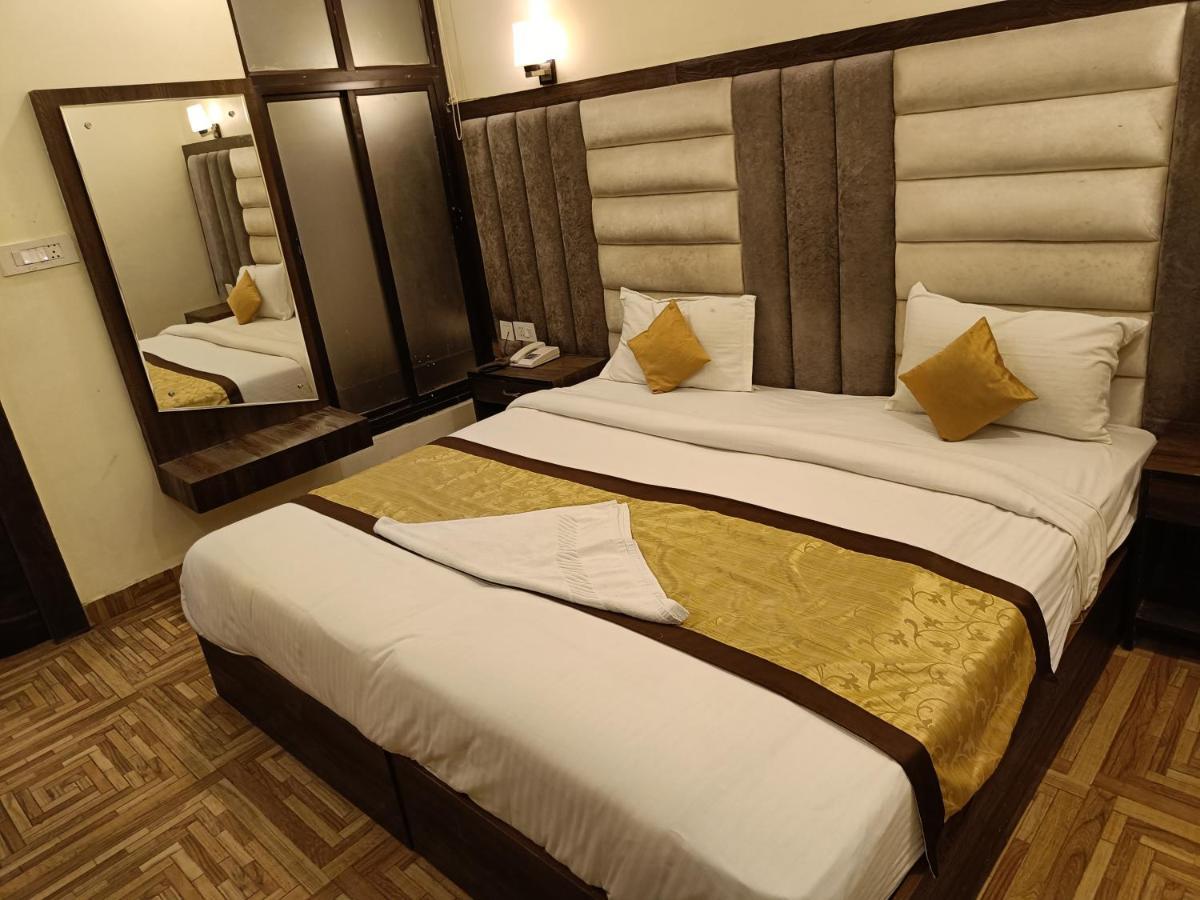 Hotel The Grand Orion Chinhat Esterno foto