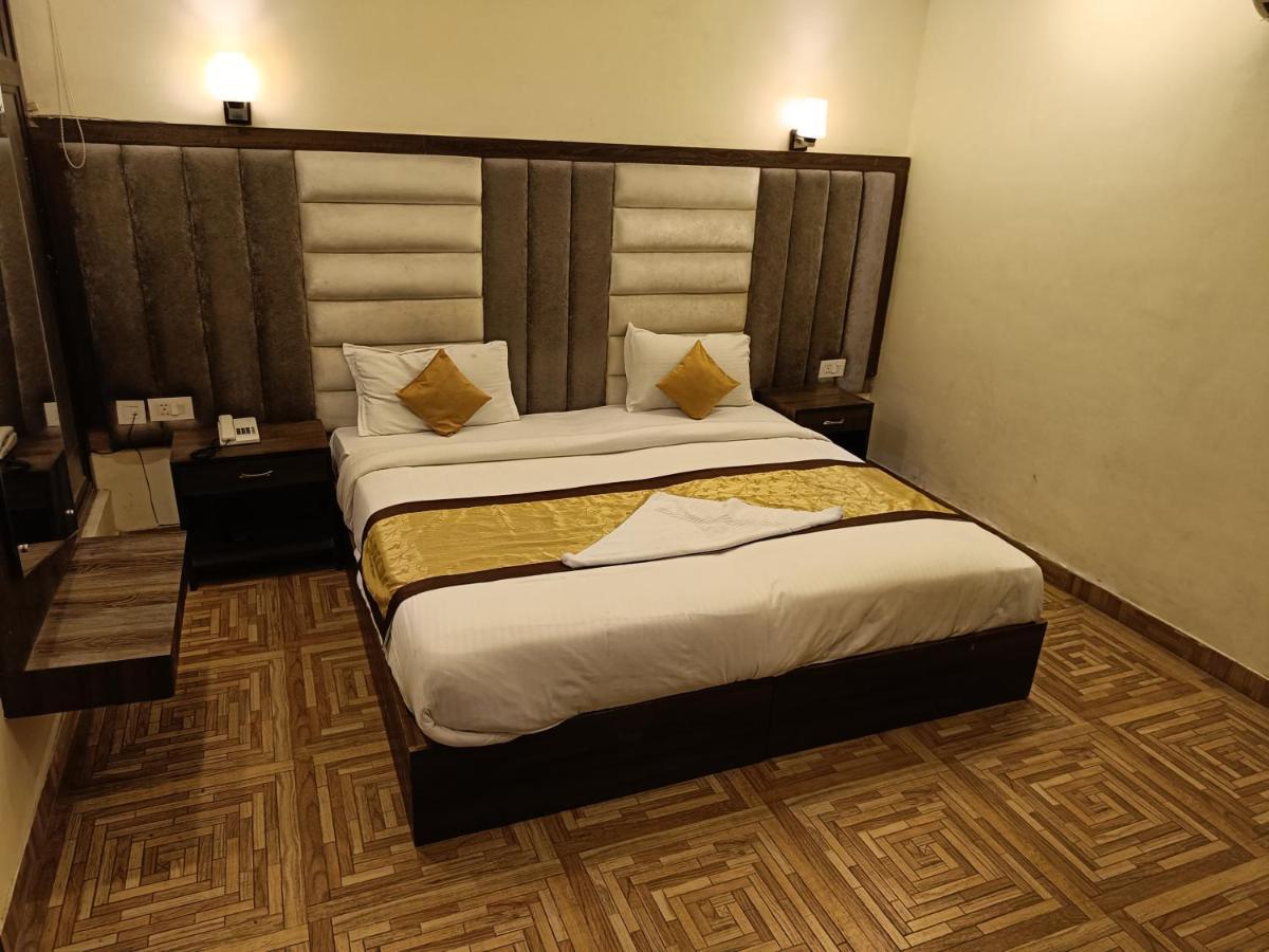Hotel The Grand Orion Chinhat Esterno foto