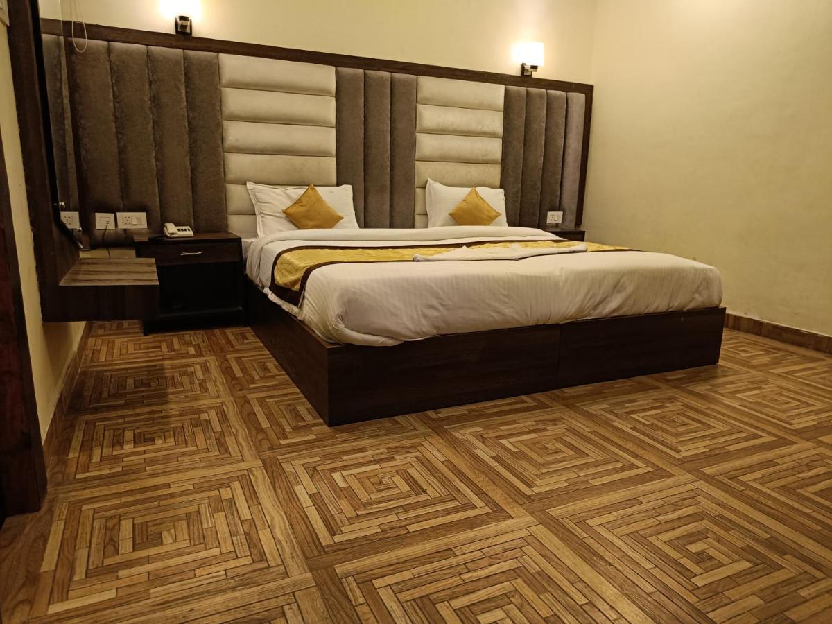 Hotel The Grand Orion Chinhat Esterno foto