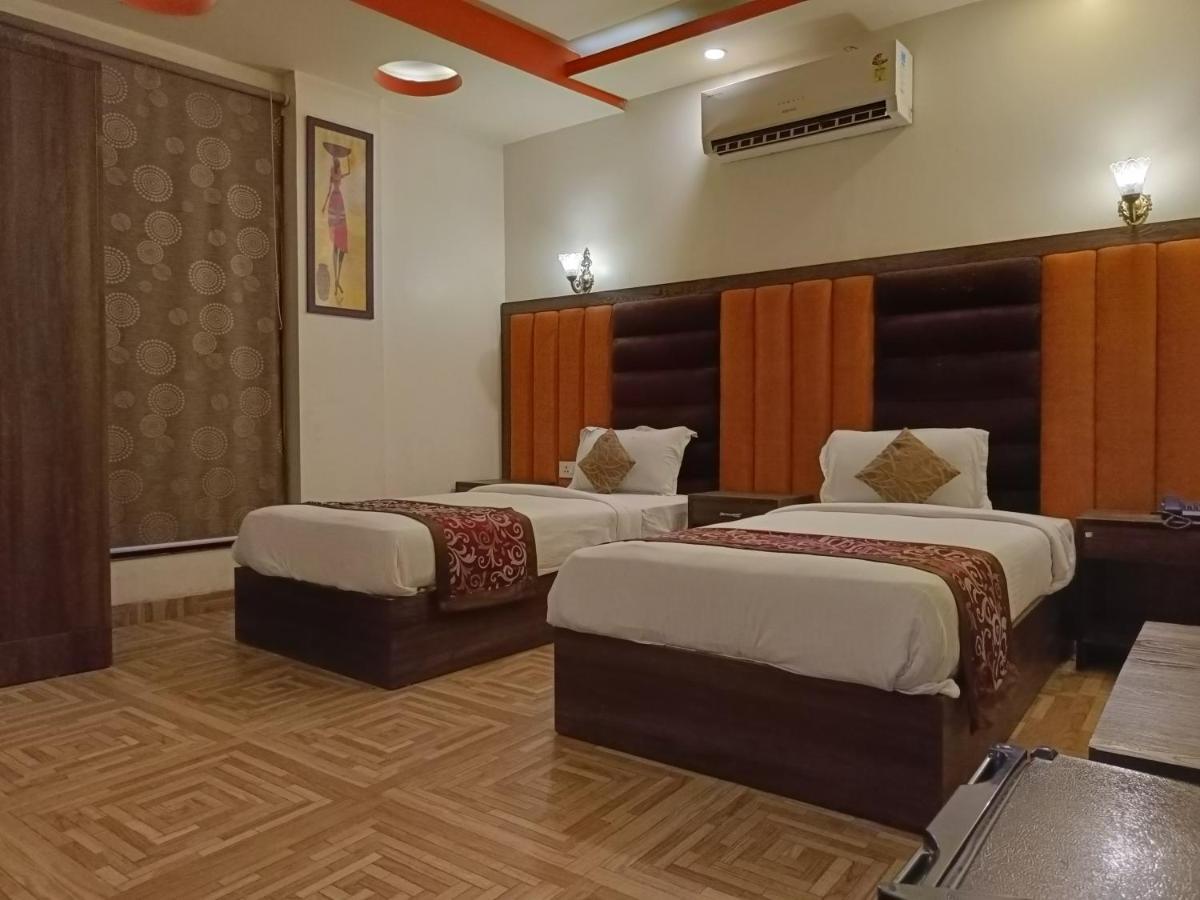Hotel The Grand Orion Chinhat Esterno foto
