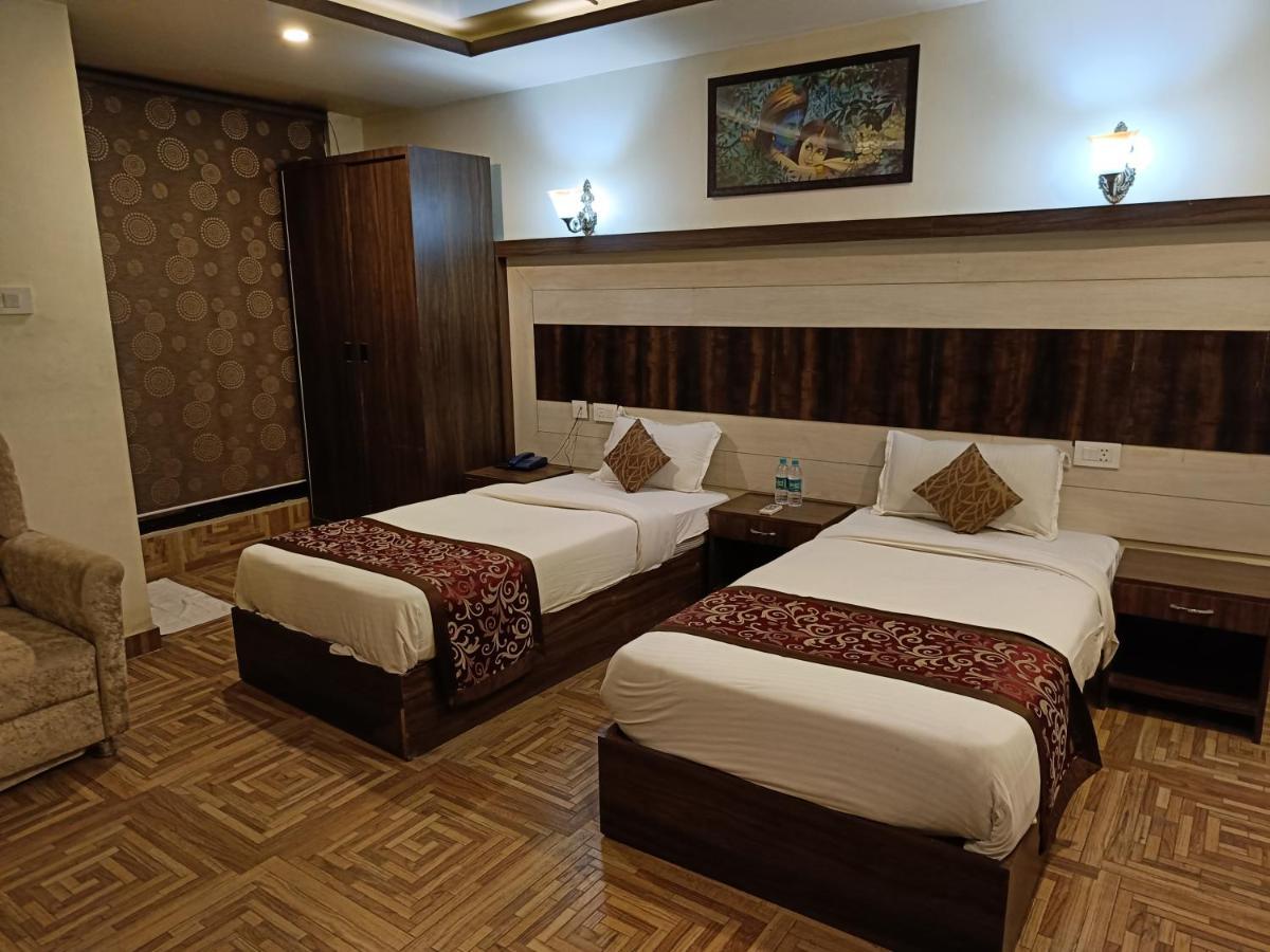 Hotel The Grand Orion Chinhat Esterno foto