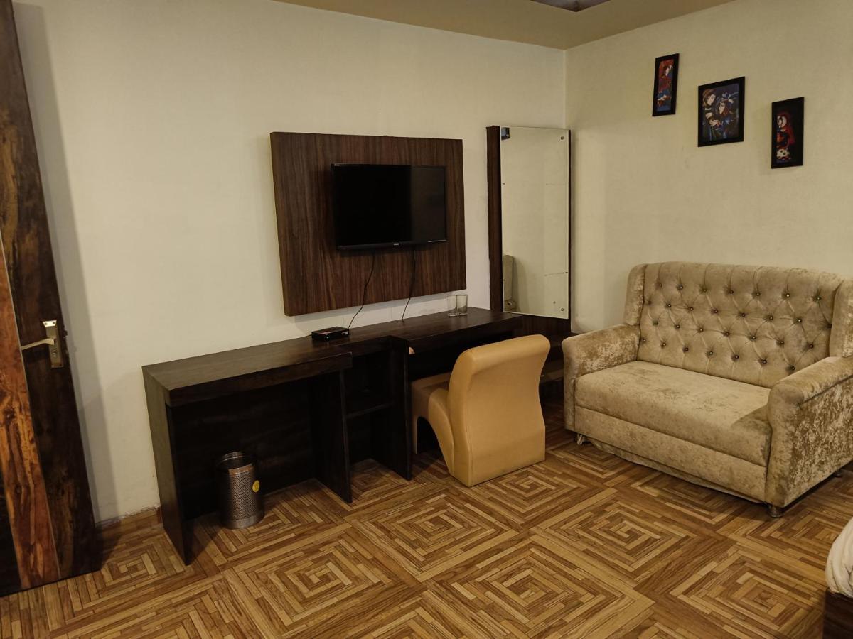 Hotel The Grand Orion Chinhat Esterno foto