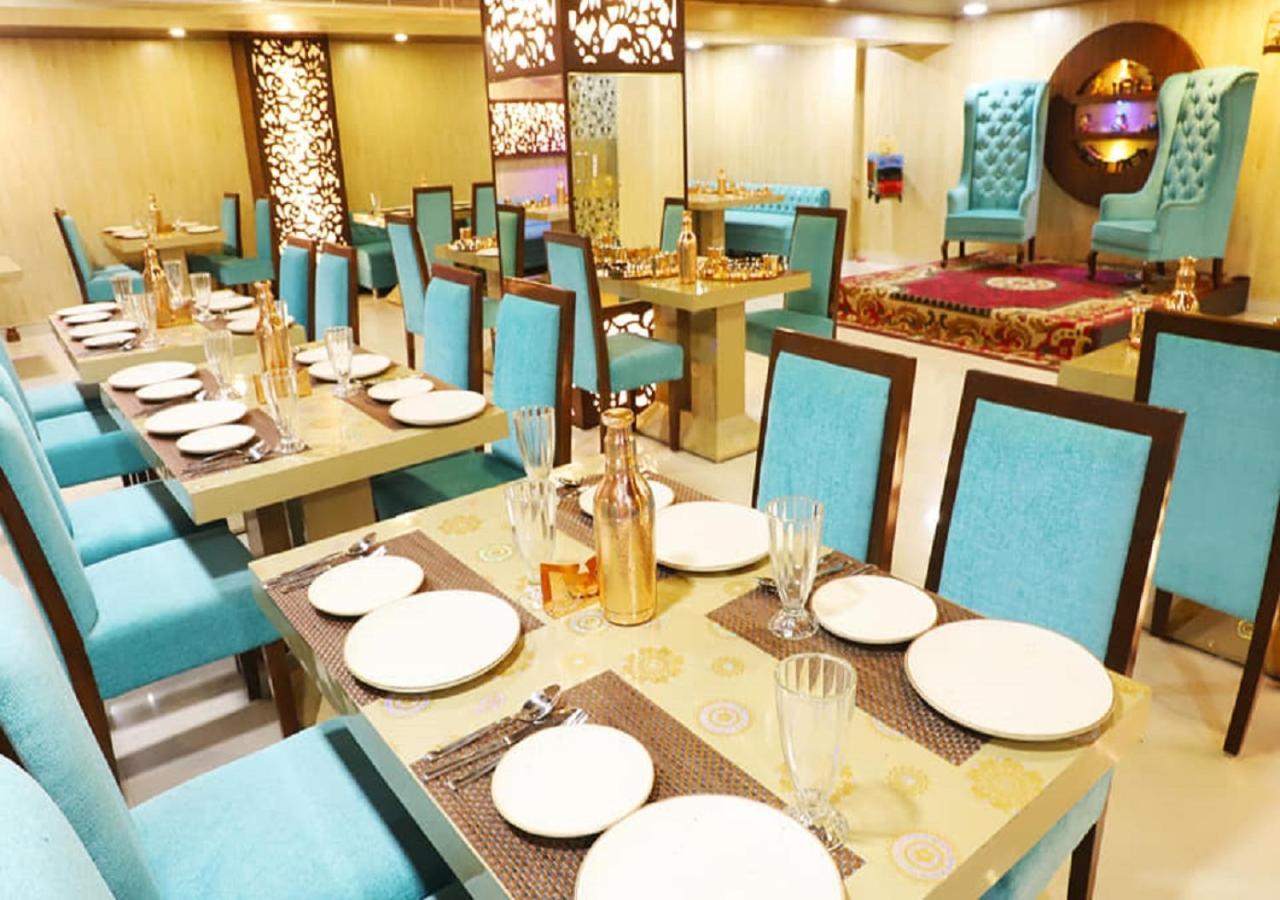 Hotel The Grand Orion Chinhat Esterno foto