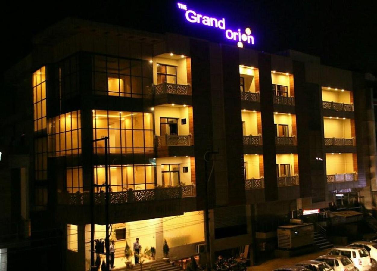 Hotel The Grand Orion Chinhat Esterno foto