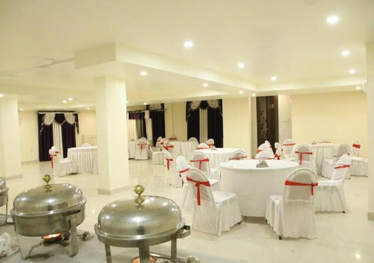 Hotel The Grand Orion Chinhat Esterno foto